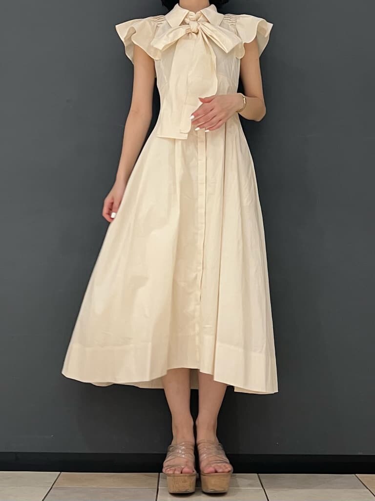 ホワイト系のワンピースを着用したレディースの夏コーディネートの5枚目の写真