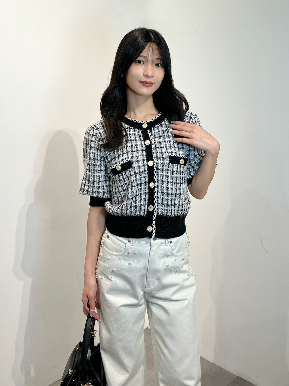 ブラック系のカーディガン/ボレロ、ホワイト系のデニムパンツ、ブラック系のサンダルを着用したレディースの夏コーディネートの4枚目の写真