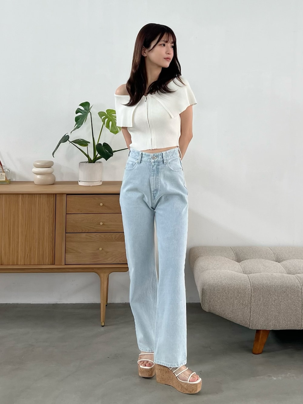 その他のサンダル、ブルー系のデニムパンツ、ホワイト系のニット/セーターを着用したレディースの春コーディネートの10枚目の写真