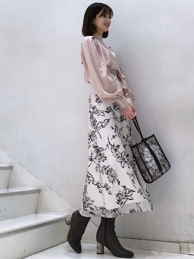 ブラウン系のその他シューズ、ブラウン系のハンドバッグ、ベージュ系のワンピースを着用したレディースの秋コーディネートの5枚目の写真