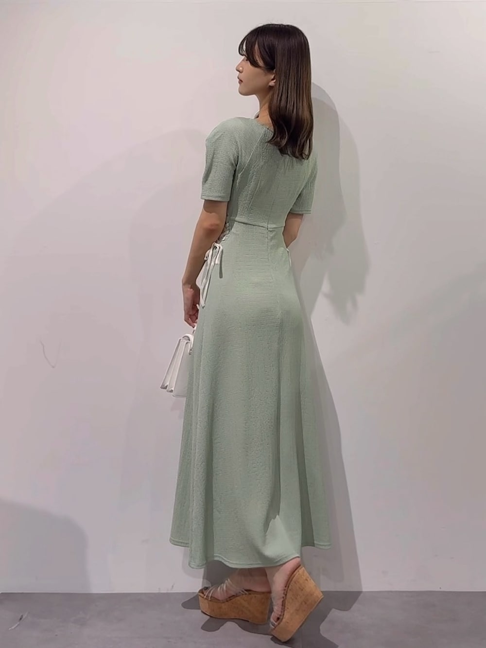 「ワンピース、ワンピーススタイル、ワンピースコーデ、ミントグリーン、フェミニン、フェミニンコーデ、大人女子、大人かわいい、大人ガーリー、きれいめコーディネート、キレイめコーデ、きれいめコーデ、骨格ウェーブ、MERCURYDUO(MERCURYDUO)、マーキュリーデュオ(MERCURYDUO)」｜「MERCURYDUOのサイドレースアップカットワンピース（ワンピース、グリーン系）」を使った、mihoさん（骨格ウェーブ・レディース・163cm）の秋コーディネートの3枚目の写真