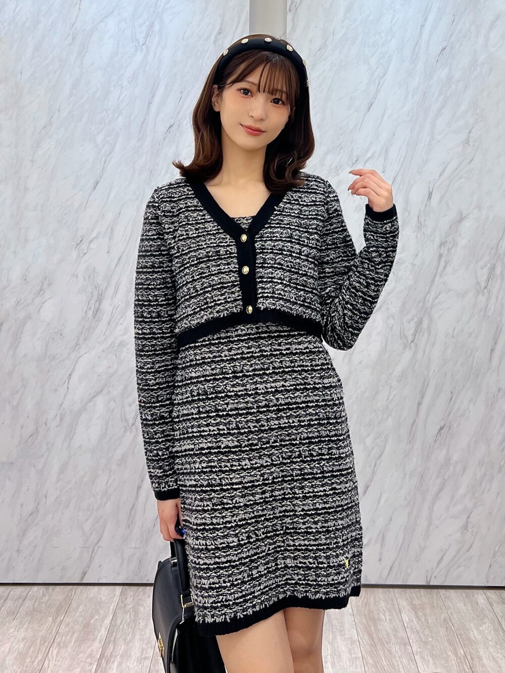 「MERCURYDUO(MERCURYDUO)、マーキュリーデュオ(MERCURYDUO)、骨格ウェーブ、推しの子、ツイード、ツイードワンピース、ミニスカート、ミニワンピ、ミニワンピース、ロングブーツ、アニメ、コラボアイテム、リボン、フェミニンコーデ、ガーリーコーデ」｜「MERCURYDUOのビジューカチューシャ（カチューシャ、ブラック系）」を使った、mihoさん（レディース・163cm）の冬コーディネートの7枚目の写真