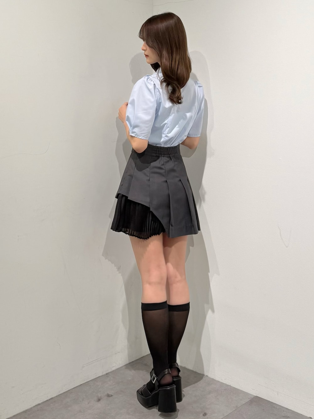 ブルー系のシャツ/ブラウス、グレー系のスカートを着用したレディースの春コーディネートの5枚目の写真