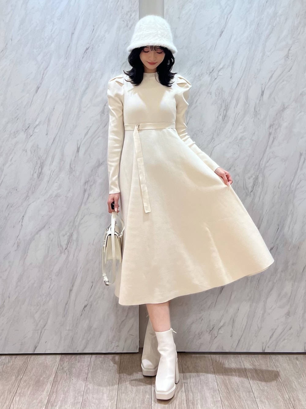 「MERCURYDUO(MERCURYDUO)、マーキュリーデュオ(MERCURYDUO)、骨格ウェーブ、ホワイトコーデ、淡色コーデ、淡色女子、淡色、アイボリー、バケハ、フェミニン、フェミニンコーデ、大人女子、ガーリーコーデ、女子力、テーマパークコーデ」｜「MERCURYDUOのハイゲージフレアニットワンピース（ワンピース、ホワイト系）」を使った、mihoさん（レディース・163cm）の冬コーディネートの2枚目の写真