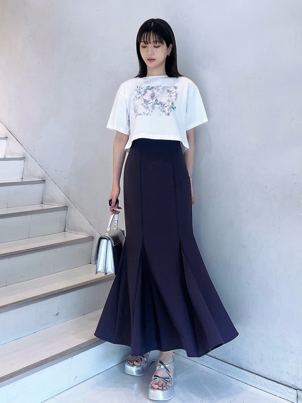 「MERCURYDUO(MERCURYDUO)、マーキュリーデュオ(MERCURYDUO)、骨格ウェーブ、Tシャツ×スカート、Tシャツコーデ、マーメイドスカート、スリットスカート、フェミニンコーデ、大人フェミニン、ガーリーカジュアル、大人ガーリー、夏コーデ、チビT、シルバーバッグ、シルバーシューズ」｜「planticaのプランティカプリントTシャツ（Tシャツ/カットソー、パープル系）」を使った、mihoさん（レディース・162cm）の夏コーディネートの4枚目の写真