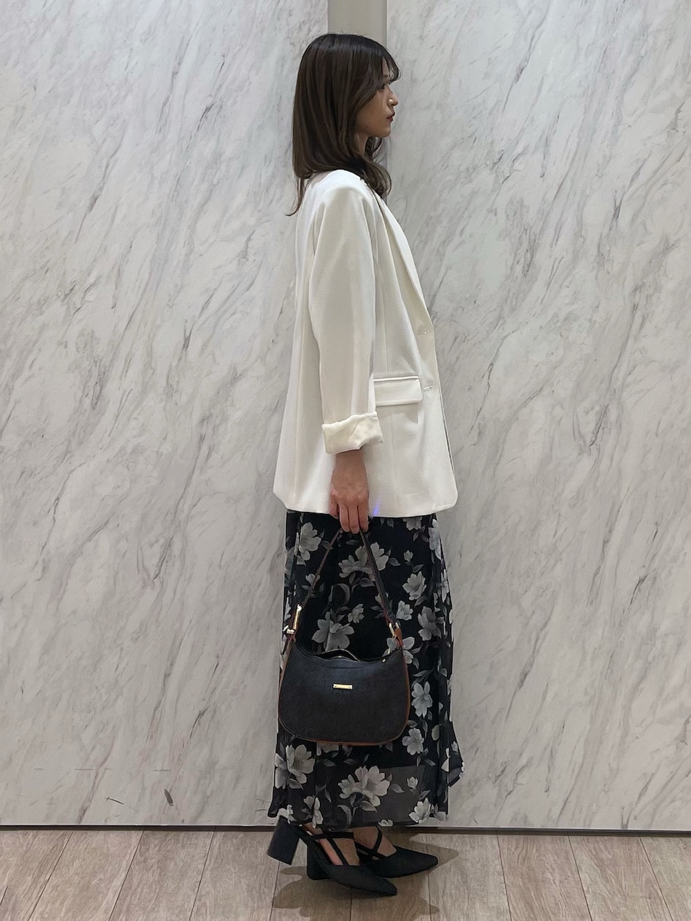 ブルー系のワンピース、ブルー系のパンプス、ブルー系のショルダーバッグを着用したレディースの春コーディネートの5枚目の写真