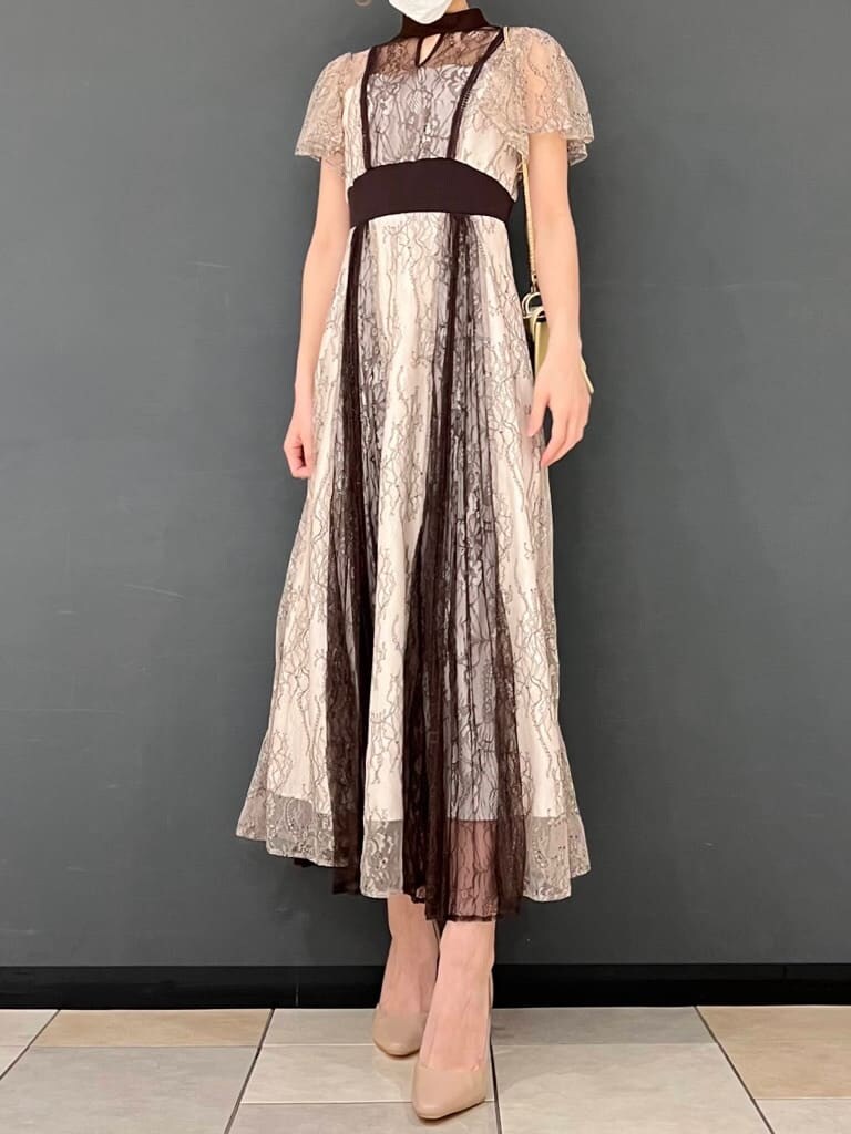 「マーキュリーデュオ、キレイめ、デートコーデ、お出かけ、トレンド、ワンピース、大人フェミニン、新作、デート、MERCURYDUO」｜「MERCURYDUOのレースプリーツスイッチングドレス（ワンピース、ホワイト系）」を使った、mihoさん（レディース・162cm）の夏コーディネートの2枚目の写真