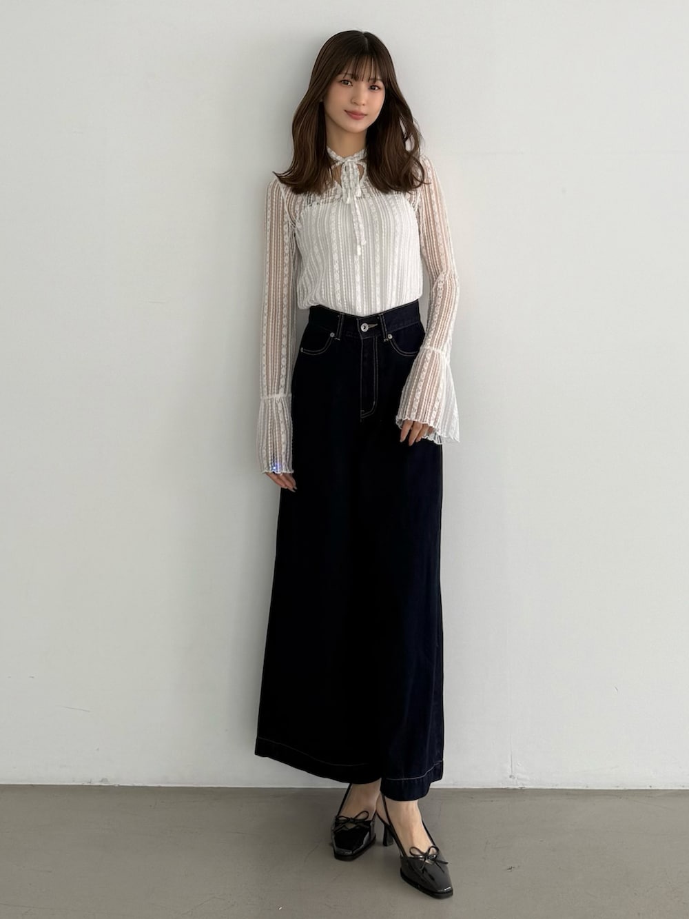 ホワイト系のTシャツ/カットソー、ブルー系のデニムパンツ、グレー系のパンプスを着用したレディースの夏コーディネートの6枚目の写真