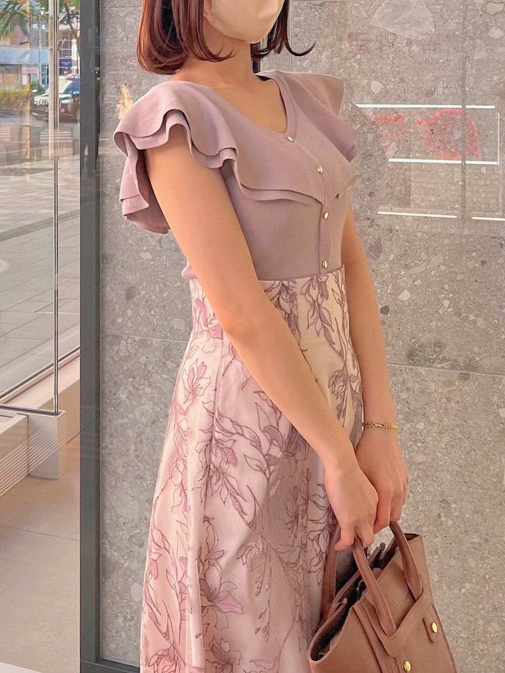 ホワイト系のトートバッグ、ピンク系のスカート、その他のサンダルを着用したレディースの春コーディネートの3枚目の写真