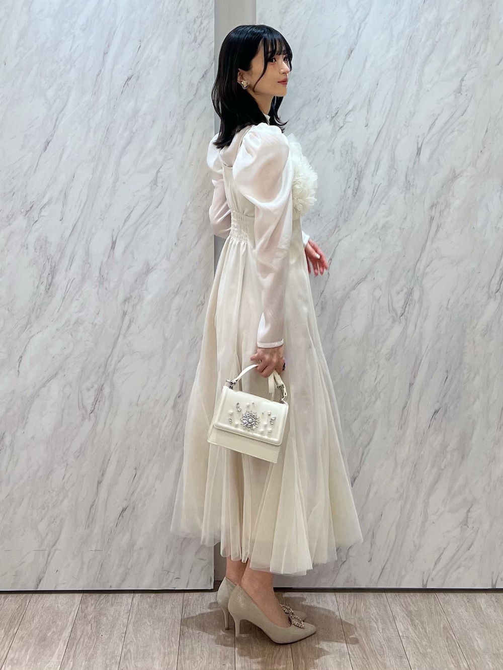 「MERCURYDUO(MERCURYDUO)、マーキュリーデュオ(MERCURYDUO)、骨格ウェーブ、パフスリーブ、ブラウス、キャミワンピース、ワントーン、淡色コーデ、淡色女子、ベージュコーデ、アイボリー、きれいめコーディネート、お呼ばれスタイル、同窓会、忘年会」｜「MERCURYDUOのビジューパールサイドフラワーイヤリング（ピアス（両耳用）、ゴールド系）」を使った、mihoさん（レディース・163cm）の冬コーディネートの3枚目の写真