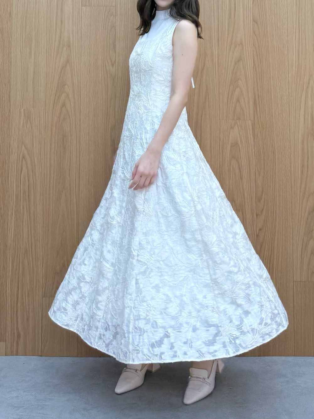 ホワイト系のワンピース、ホワイト系のニット/セーター、ホワイト系のパンプスを着用したレディースの冬コーディネートの7枚目の写真