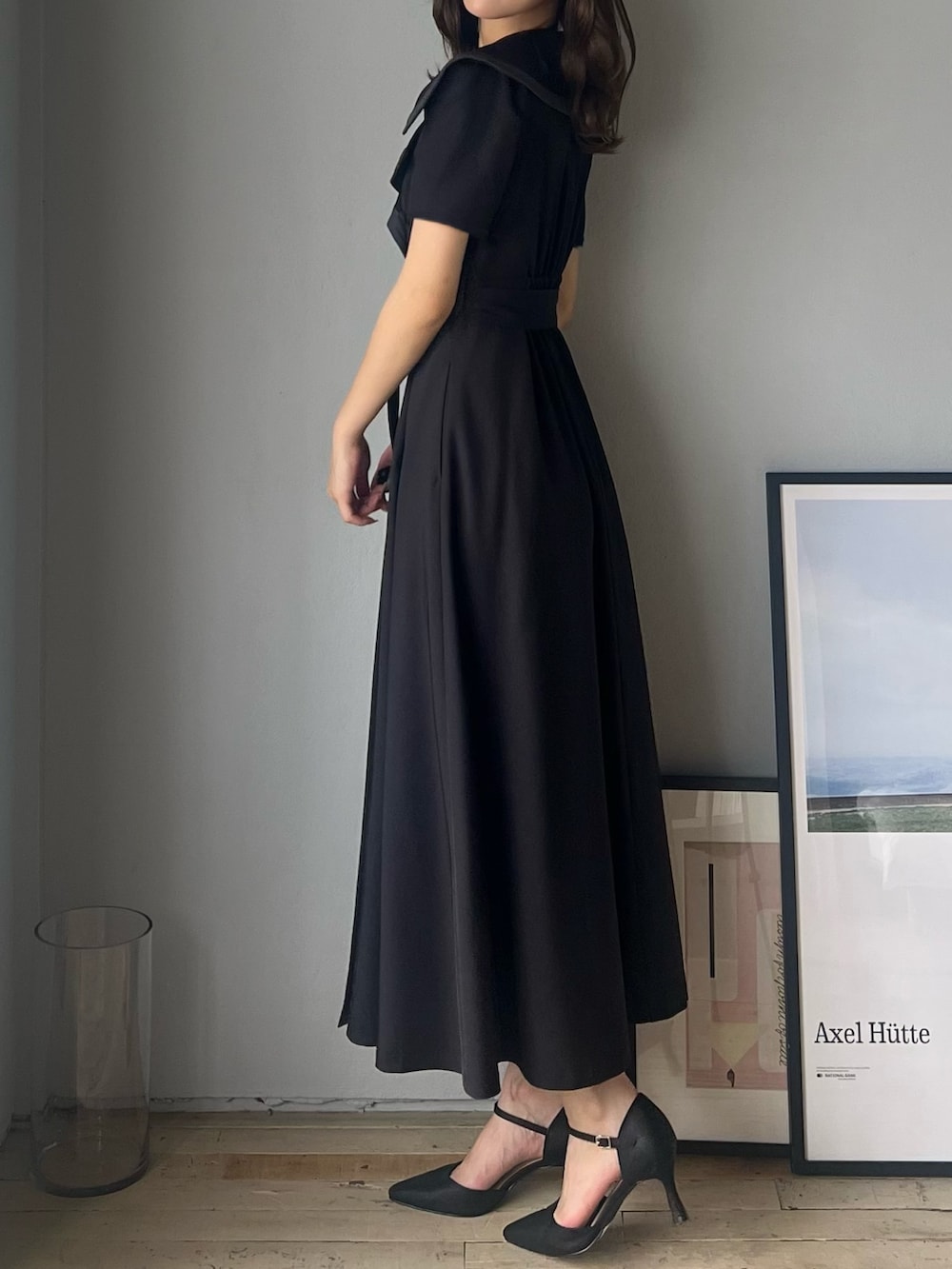 ブラック系のワンピースを着用したレディースの冬コーディネートの3枚目の写真