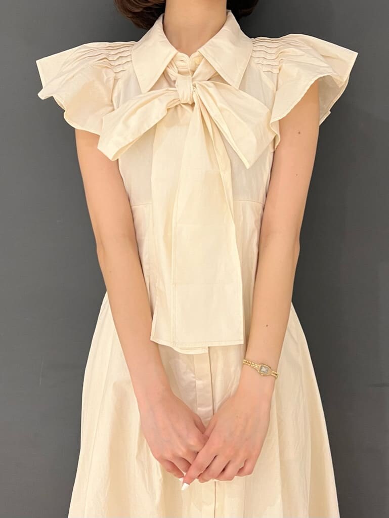 ホワイト系のワンピースを着用したレディースの夏コーディネートの8枚目の写真