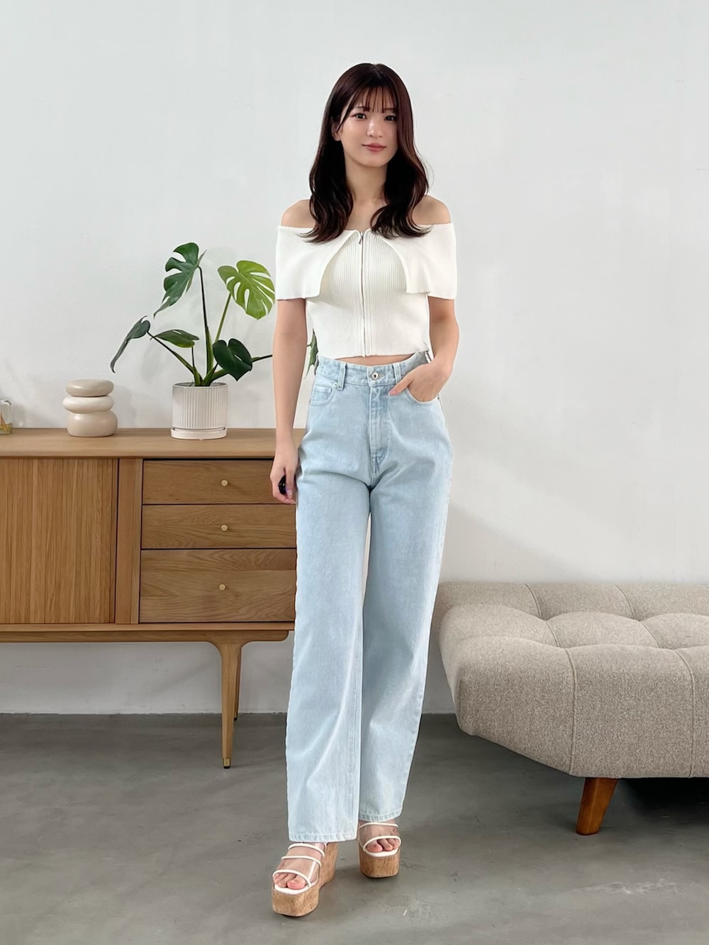 その他のサンダル、ブルー系のデニムパンツ、ホワイト系のニット/セーターを着用したレディースの春コーディネートの5枚目の写真