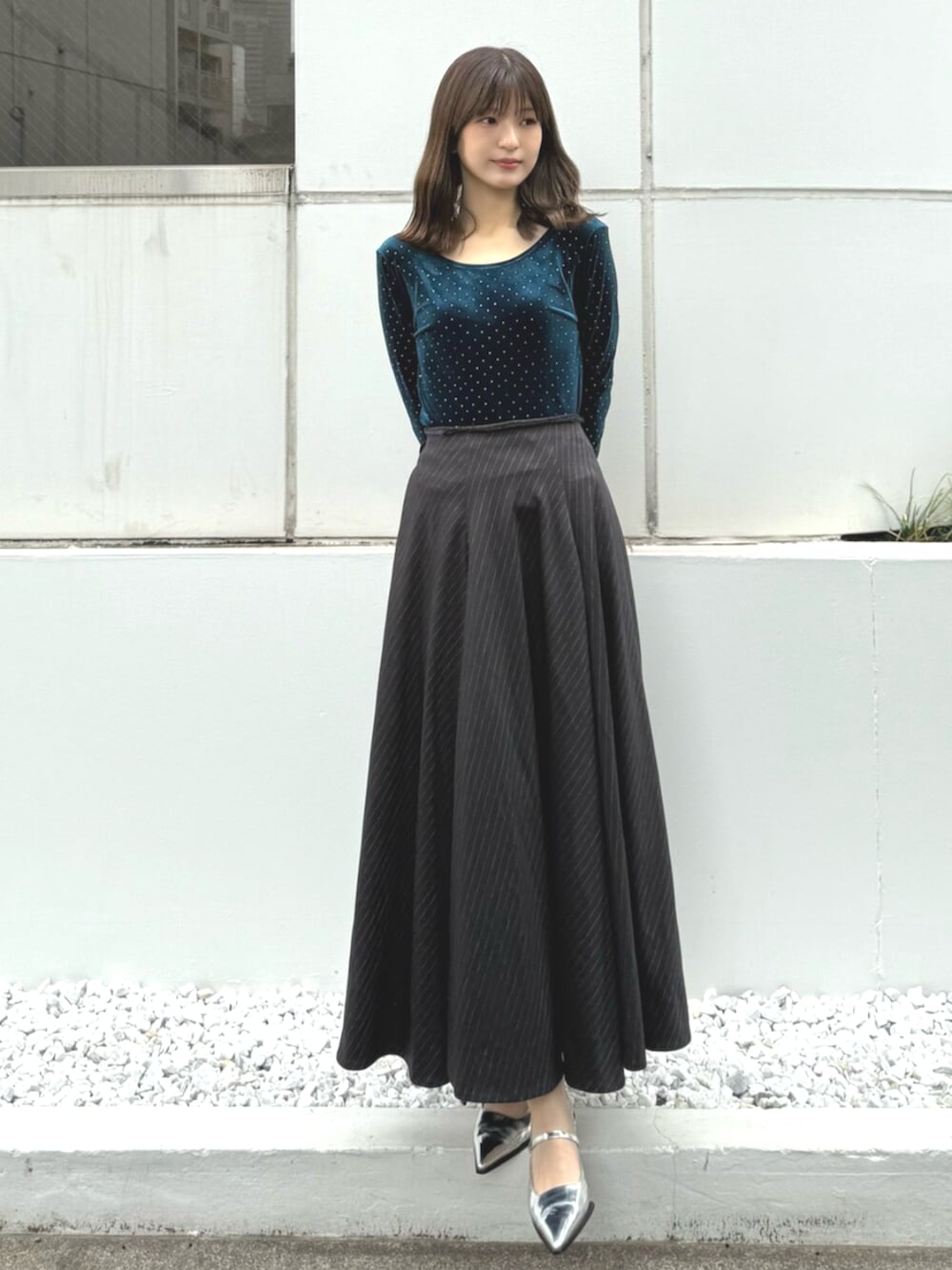 ブルー系のTシャツ/カットソー、グレー系のスカートを着用したレディースの夏コーディネートの2枚目の写真