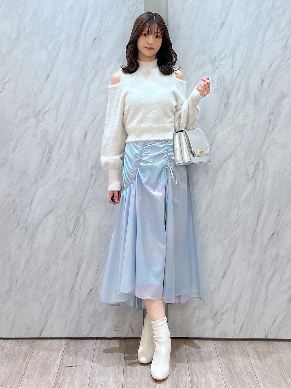 「MERCURYDUO(MERCURYDUO)、マーキュリーデュオ(MERCURYDUO)、骨格ウェーブ、オープンショルダー、ふわふわニット、シャギーニット、白ニット、寒色系、ブルー、ブルーコーデ、ブルー x ホワイト、水色、オーロラ、ディズニーコーデ、ディズニー」｜「MERCURYDUOのオープンショルダーミニシャギーニット（ニット/セーター、ホワイト系）」を使った、mihoさん（レディース・163cm）の冬コーディネートの2枚目の写真