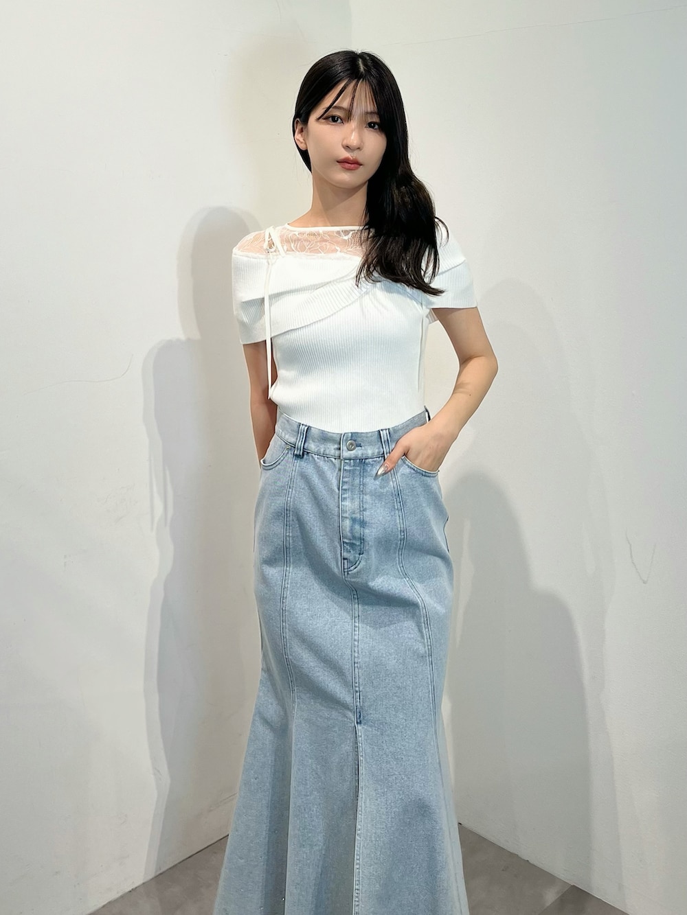 ホワイト系のニット/セーター、ブルー系のスカート、シルバー系のサンダルを着用したレディースの夏コーディネートの5枚目の写真