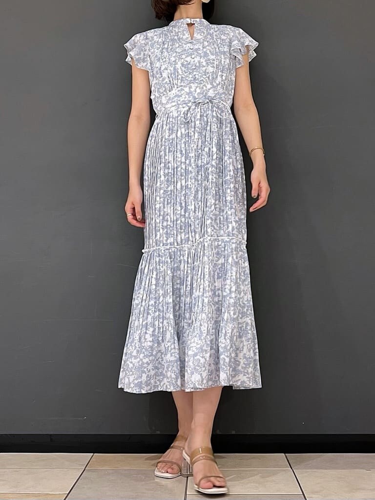 ベージュ系のサンダル、ブルー系のワンピースを着用したレディースの夏コーディネートの2枚目の写真