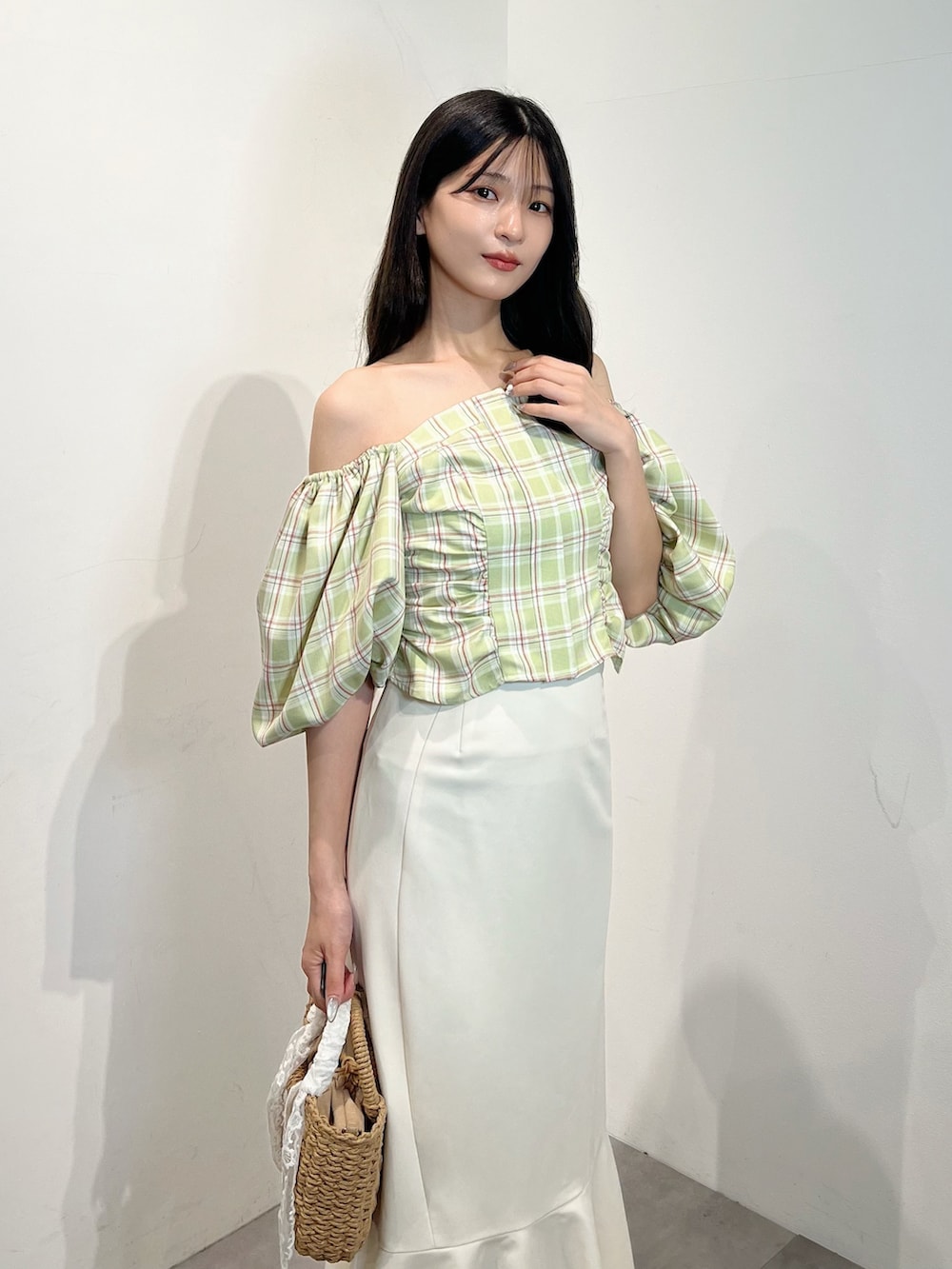 グリーン系のシャツ/ブラウス、ホワイト系のスカート、ホワイト系のサンダルを着用したレディースの夏コーディネートの6枚目の写真