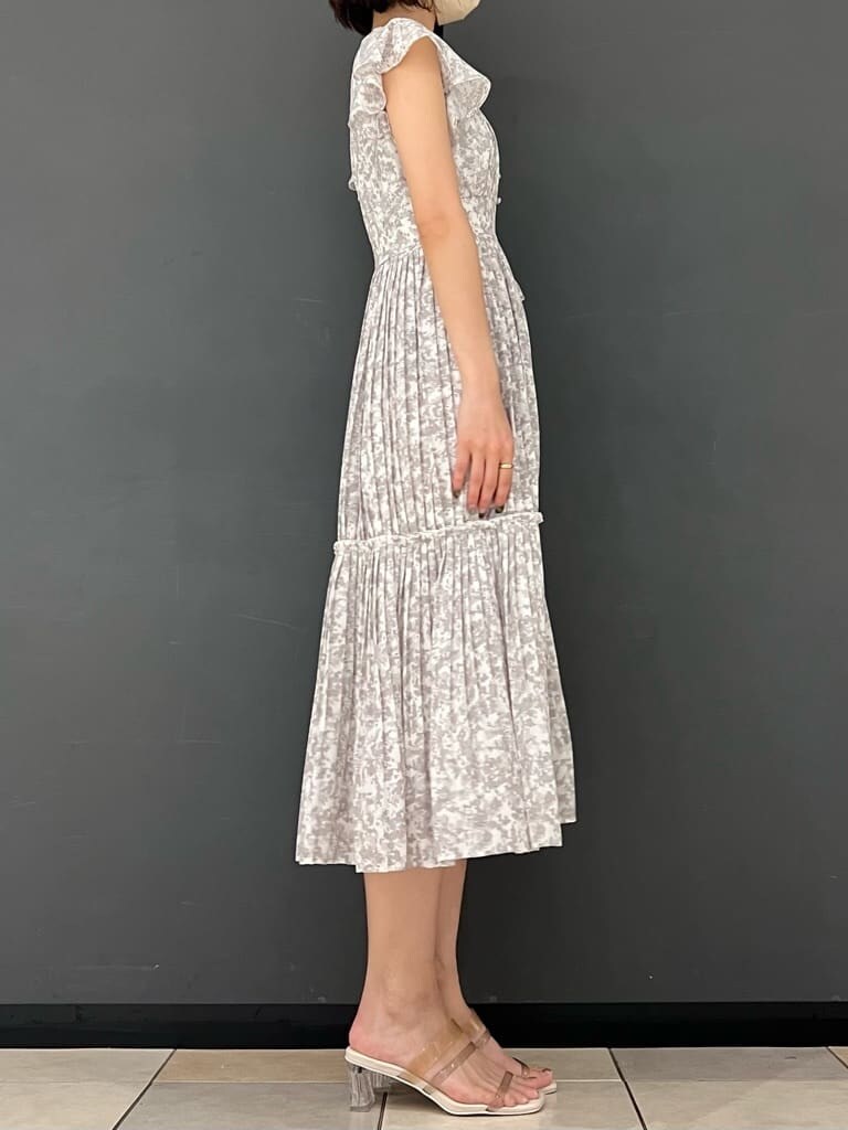 ベージュ系のサンダル、グレー系のワンピースを着用したレディースの夏コーディネートの3枚目の写真