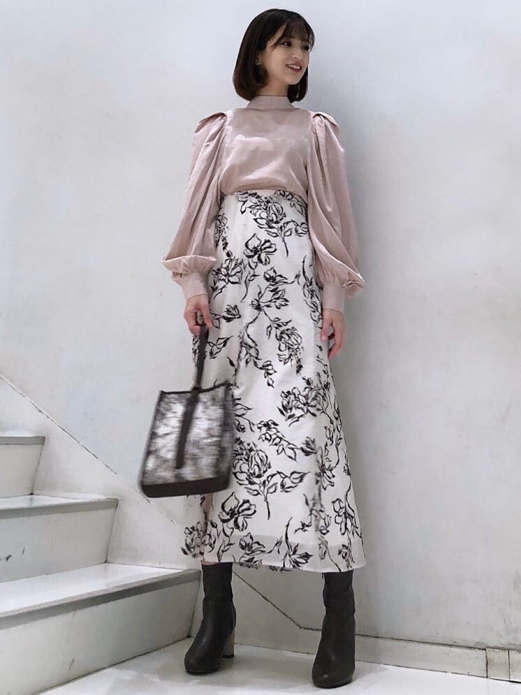 ブラウン系のその他シューズ、ブラウン系のハンドバッグ、ベージュ系のワンピースを着用したレディースの秋コーディネートの4枚目の写真