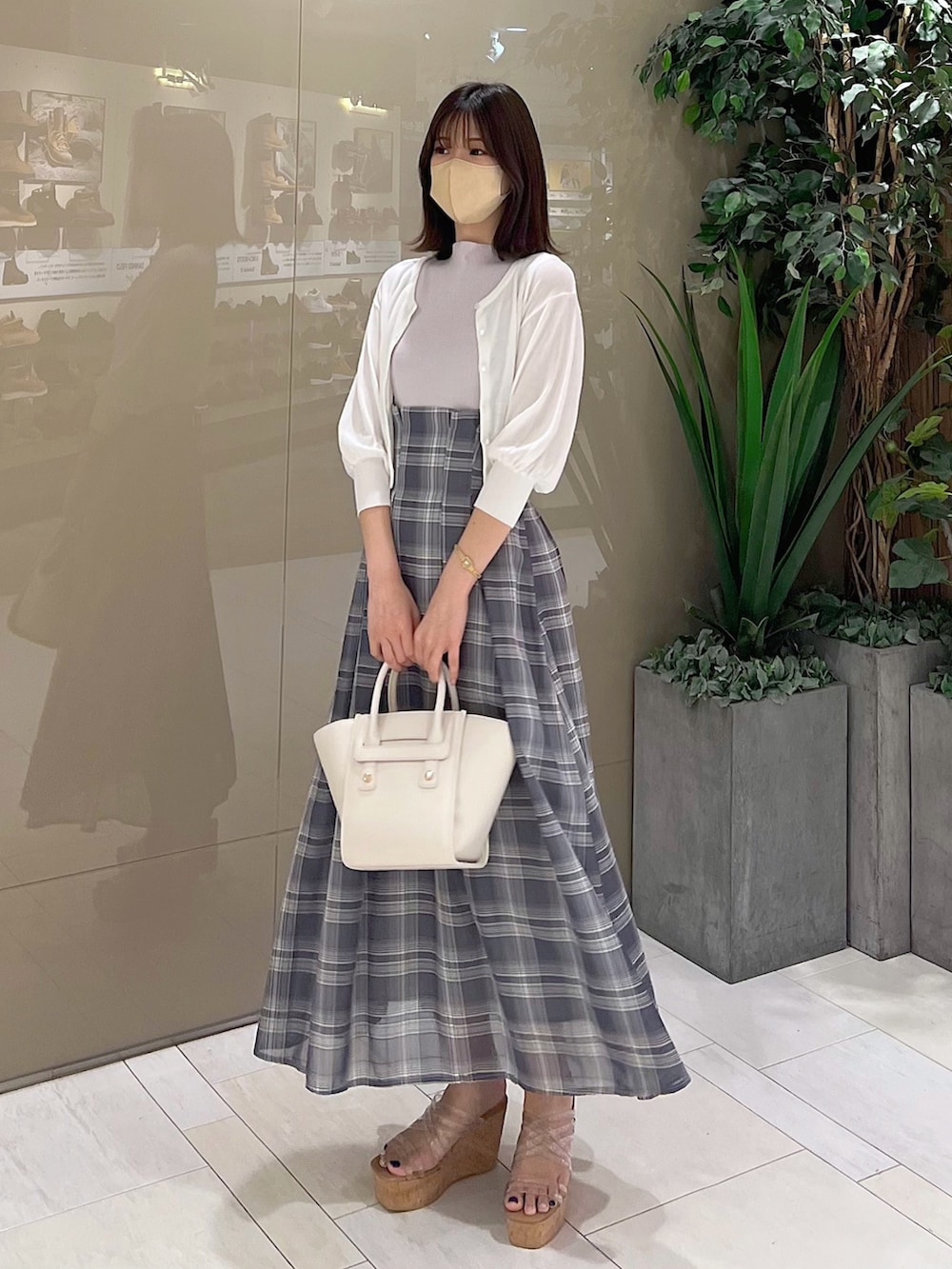 「MERCURYDUO(MERCURYDUO)、マーキュリーデュオ(MERCURYDUO)、骨格ウェーブ、ワンピース、チェック柄、ノースリーブ、ノースリーブワンピース、サンダル、大人可愛い、デートコーデ、モテ、このスタイルがお気に入り、休日スタイル、休日コーデ、初夏コーデ」｜「MERCURYDUOのフェイクレザーミニトート（トートバッグ、ホワイト系）」を使った、mihoさん（レディース・162cm）の夏コーディネートの9枚目の写真