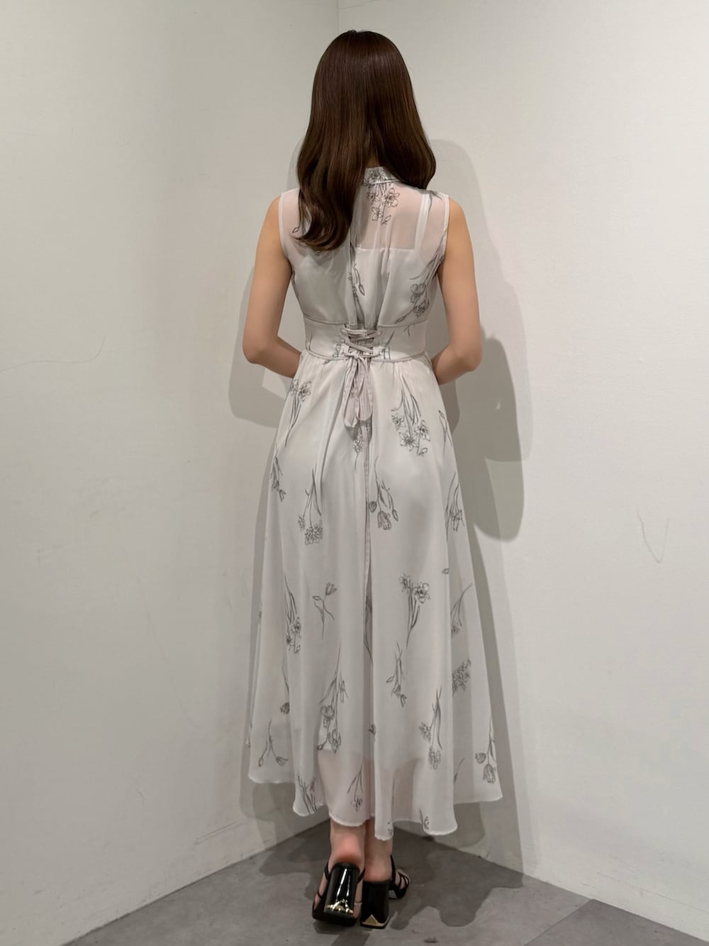 グレー系のワンピース、ブラック系のサンダルを着用したレディースの春コーディネートの6枚目の写真