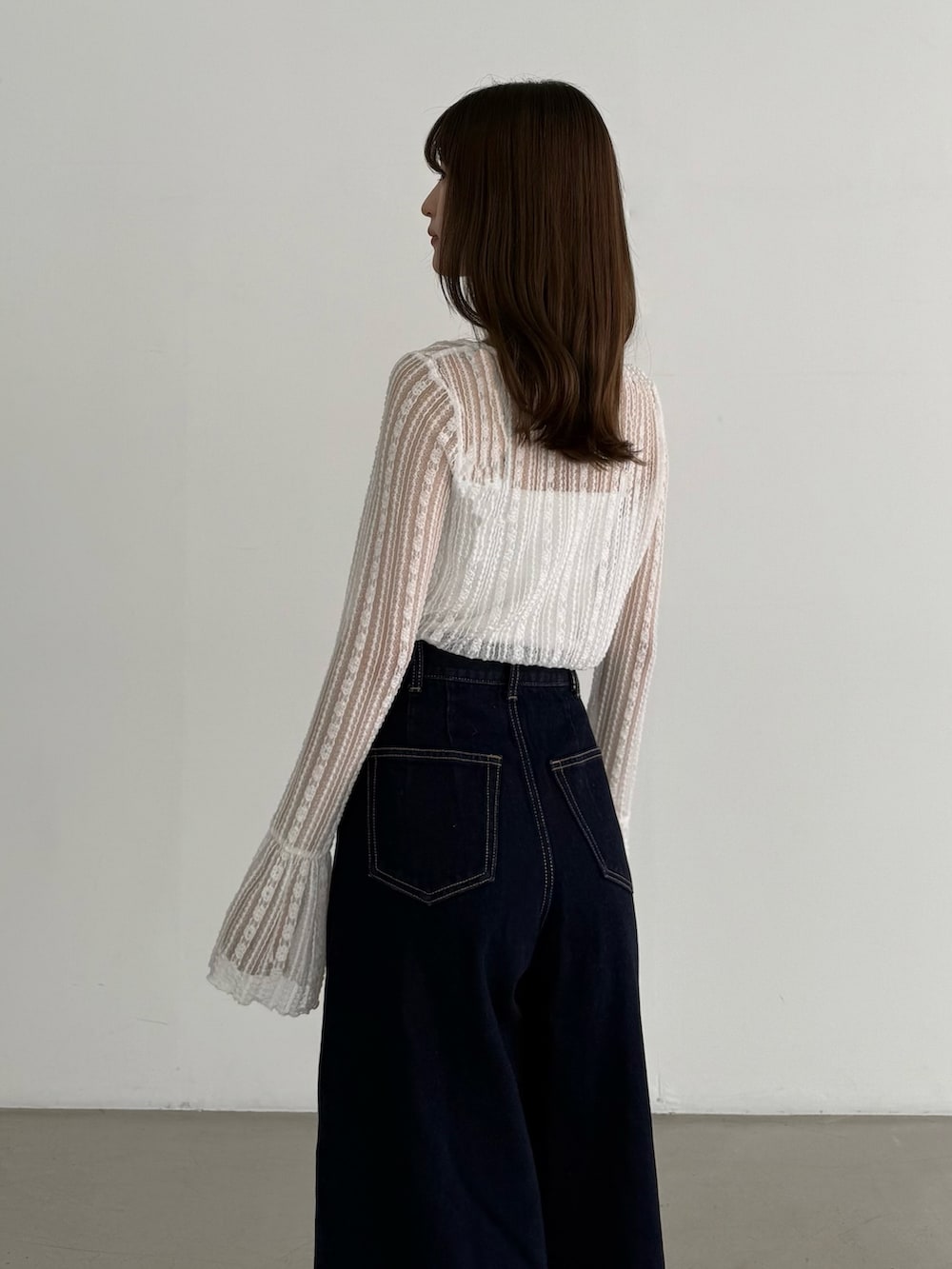 ホワイト系のTシャツ/カットソー、ブルー系のデニムパンツ、グレー系のパンプスを着用したレディースの夏コーディネートの5枚目の写真