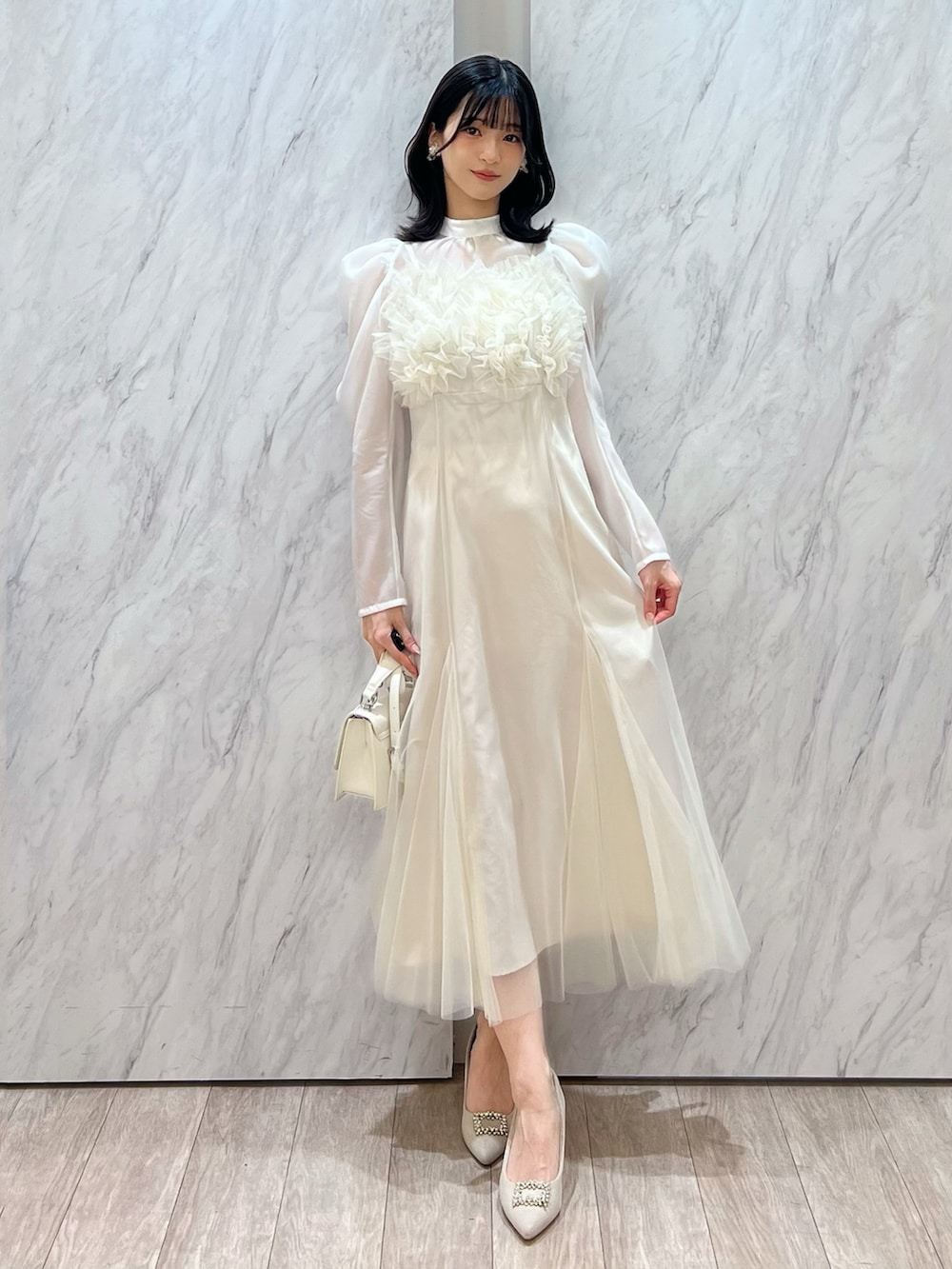 「MERCURYDUO(MERCURYDUO)、マーキュリーデュオ(MERCURYDUO)、骨格ウェーブ、パフスリーブ、ブラウス、キャミワンピース、ワントーン、淡色コーデ、淡色女子、ベージュコーデ、アイボリー、きれいめコーディネート、お呼ばれスタイル、同窓会、忘年会」｜「MERCURYDUOのビジューパールサイドフラワーイヤリング（ピアス（両耳用）、ゴールド系）」を使った、mihoさん（レディース・163cm）の冬コーディネートの5枚目の写真