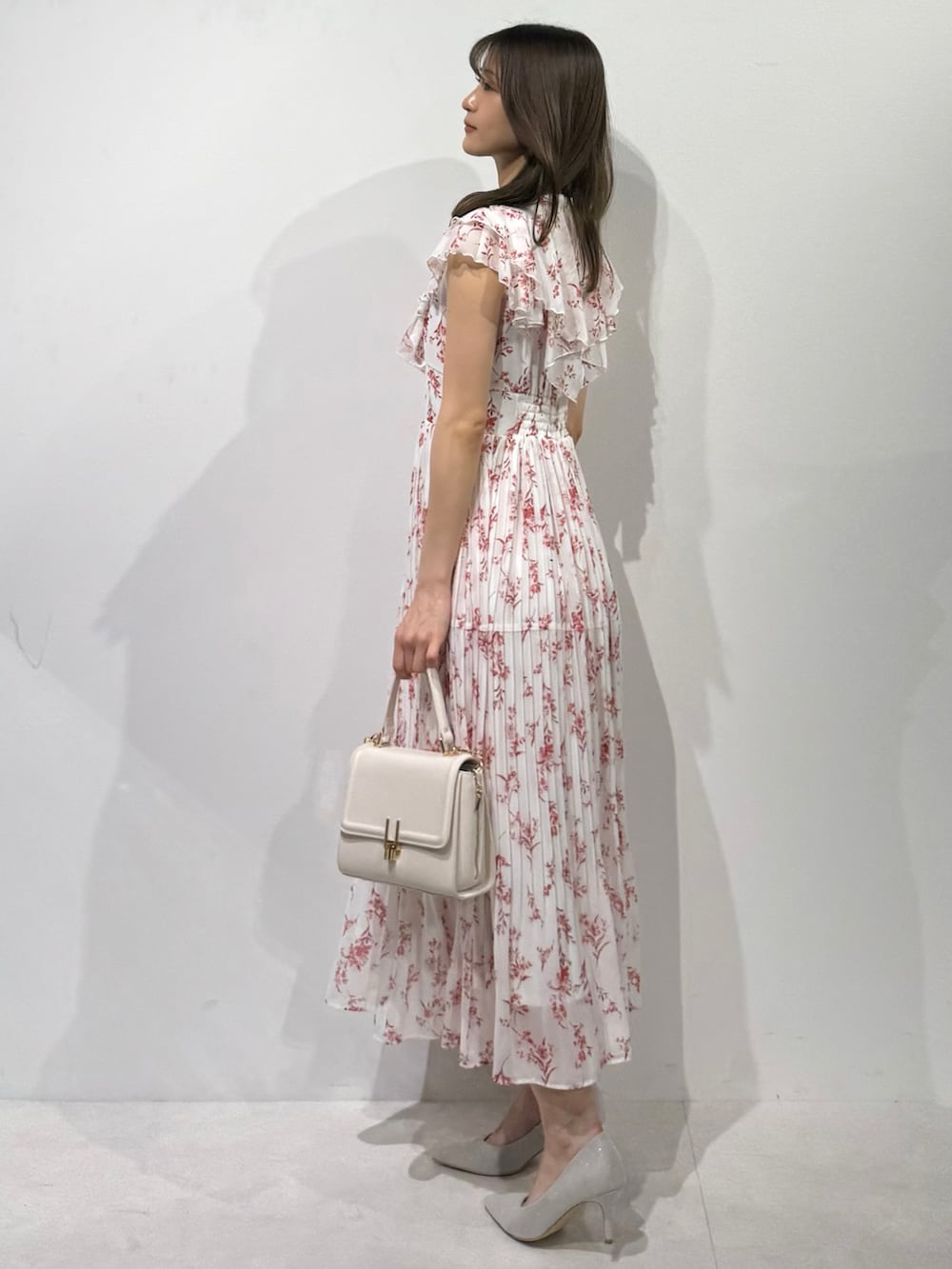 「ワンピース、ワンピーススタイル、ワンピースコーデ、フェミニン、フェミニンコーデ、ガーリー、ガーリーコーデ、大人女子、大人かわいい、大人ガーリー、大人可愛い、ロングワンピース、最近のいい感じコーデ、夏コーデ、ノースリーブワンピース」｜「MERCURYDUOの花柄ラッフルプリーツティアードワンピース（ワンピース、レッド系）」を使った、mihoさん（骨格ウェーブ・レディース・163cm）の春コーディネートの6枚目の写真