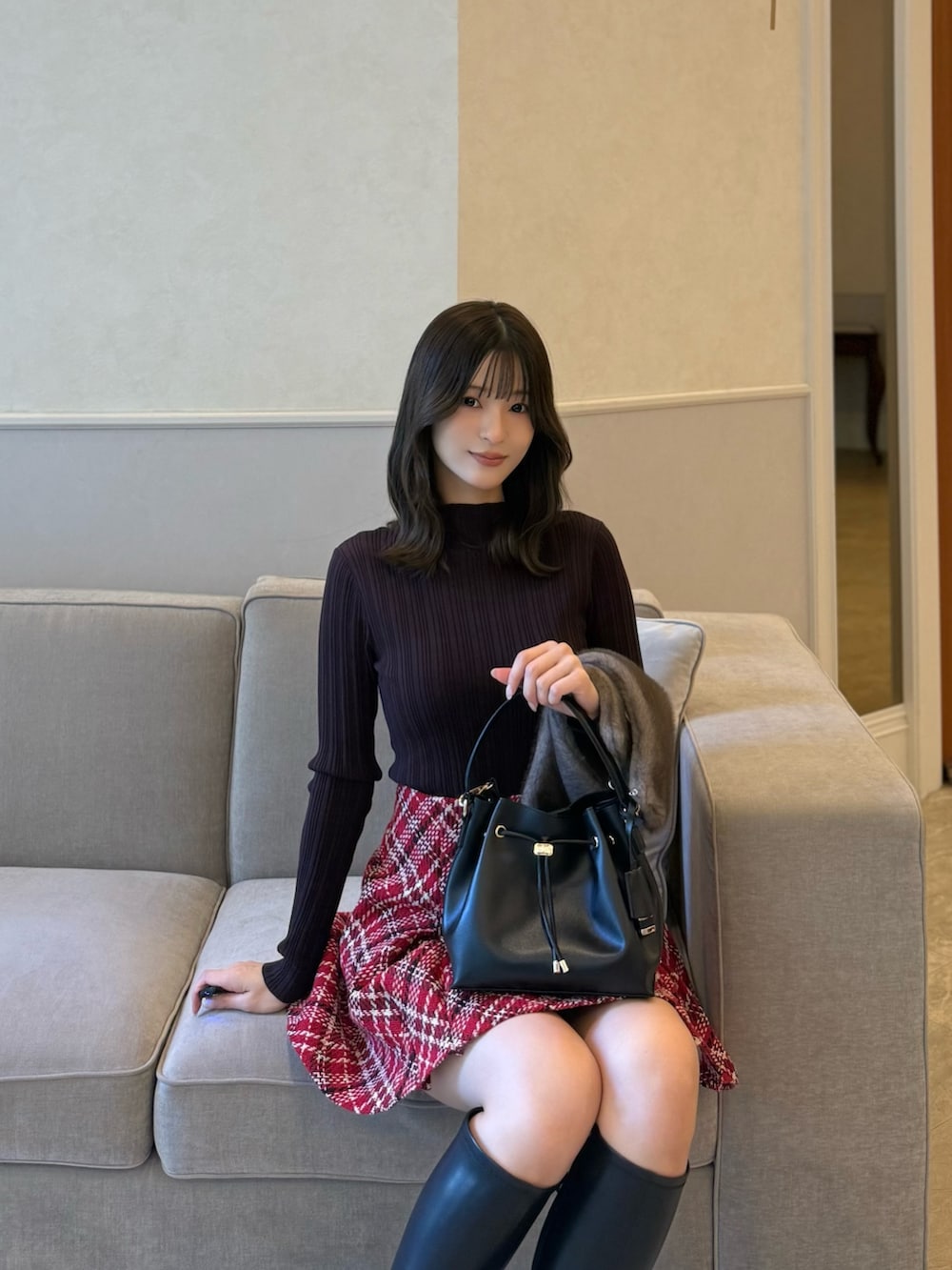 ブラック系のその他アウター、ブラウン系のニット/セーター、レッド系のその他パンツを着用したレディースの秋コーディネートの4枚目の写真