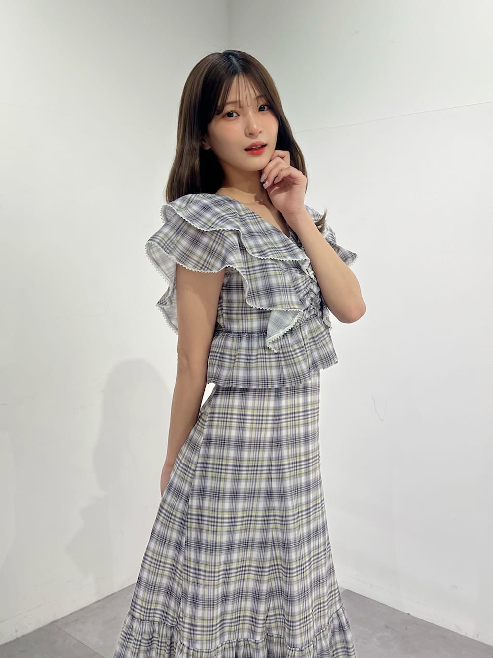 ブルー系のシャツ/ブラウス、ブルー系のスカート、その他のサンダルを着用したレディースの夏コーディネートの5枚目の写真