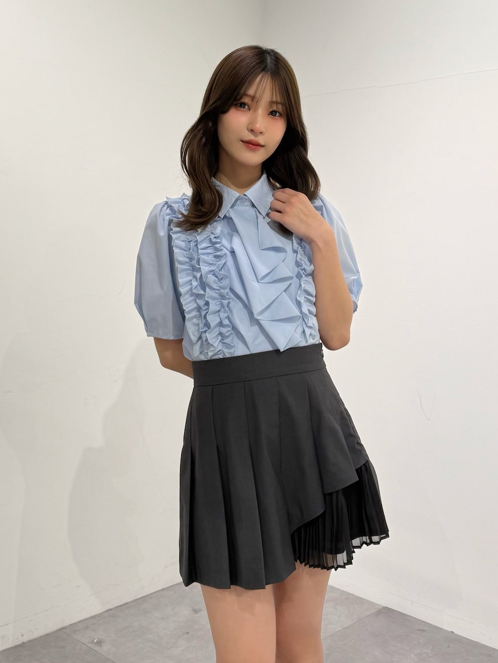 ブルー系のシャツ/ブラウス、グレー系のスカートを着用したレディースの春コーディネートの6枚目の写真