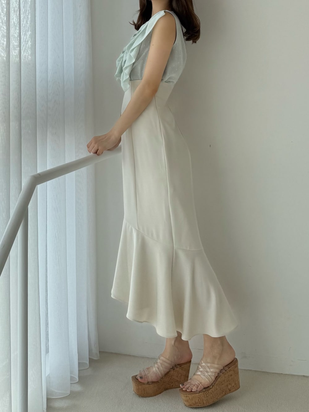 グリーン系のシャツ/ブラウス、ホワイト系のスカート、その他のサンダルを着用したレディースの夏コーディネートの3枚目の写真