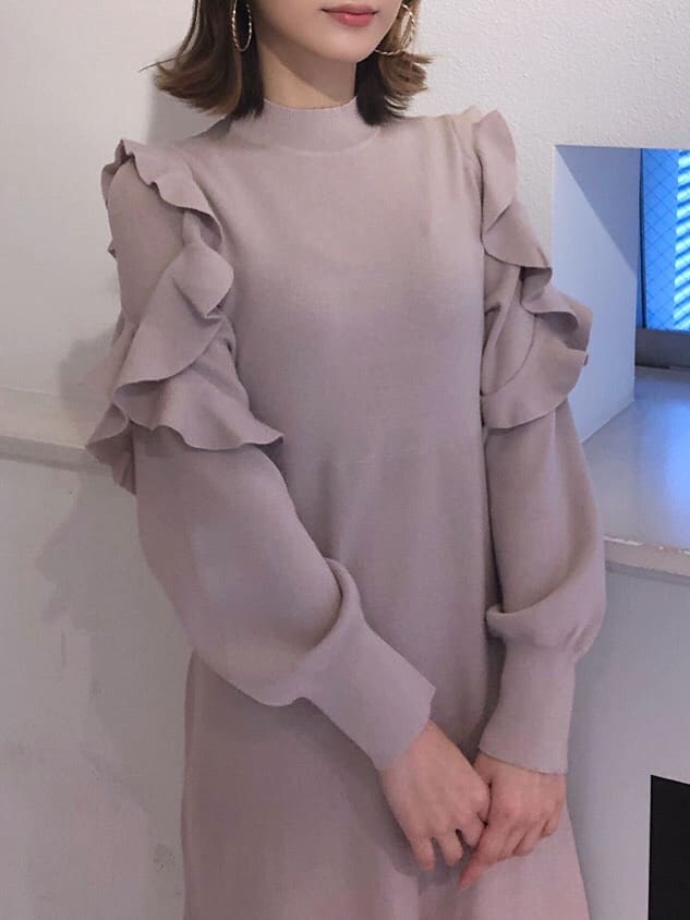 ホワイト系のハンドバッグ、ベージュ系のワンピース、ホワイト系のテーラードジャケットを着用したレディースの冬コーディネートの5枚目の写真