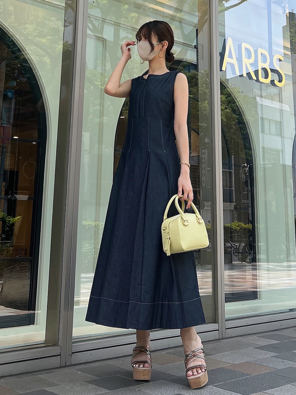 ブルー系のワンピース、その他のサンダルを着用したレディースの春コーディネートの2枚目の写真