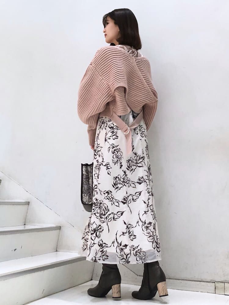 ブラウン系のその他シューズ、ブラウン系のハンドバッグ、ベージュ系のワンピースを着用したレディースの秋コーディネートの3枚目の写真