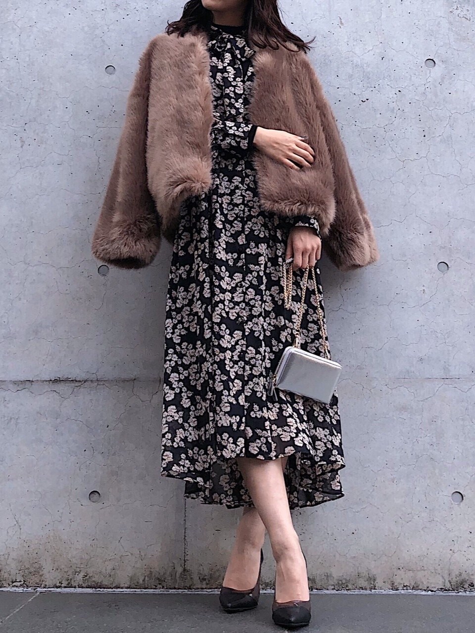 ブラック系のパンプス、ブラウン系のその他アウター、シルバー系のハンドバッグを着用したレディースの秋コーディネートの5枚目の写真