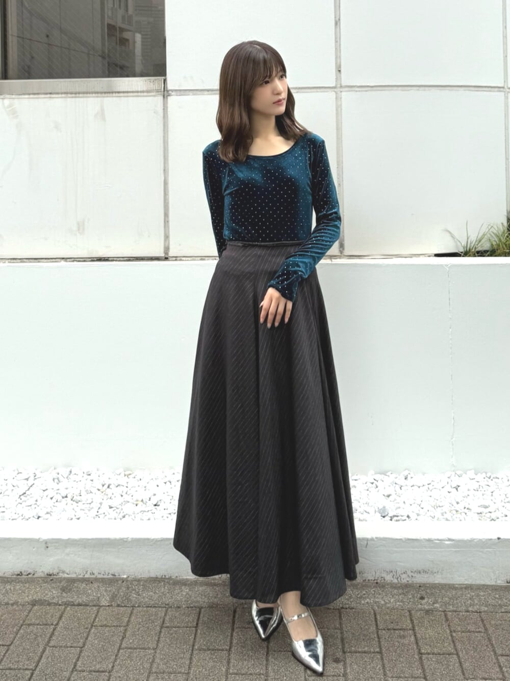 ブルー系のTシャツ/カットソー、グレー系のスカートを着用したレディースの夏コーディネートの5枚目の写真