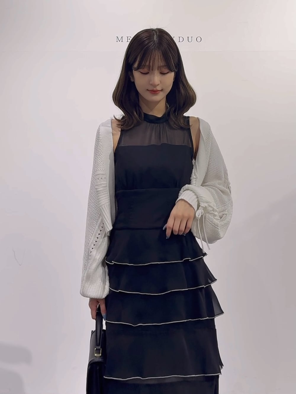 「MERCURYDUO(MERCURYDUO)、マーキュリーデュオ(MERCURYDUO)、骨格ウェーブ、ワンピース、ワンピーススタイル、ワンピースコーデ、アメスリ、カーディガン、カーディガンコーデ、ボレロカーデ、ティアード、ティアードワンピース、フェミニン、フェミニンコーデ、大人かわいい」｜「MERCURYDUOのシフォンティアードワンピース（ワンピース、ブラック系）」を使った、mihoさん（骨格ウェーブ・レディース・163cm）の秋コーディネートの4枚目の写真