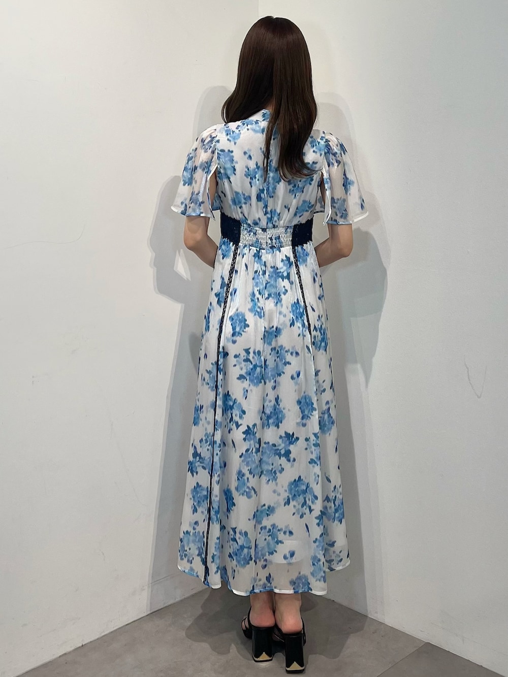 ブルー系のワンピース、ブラック系のサンダルを着用したレディースの春コーディネートの3枚目の写真