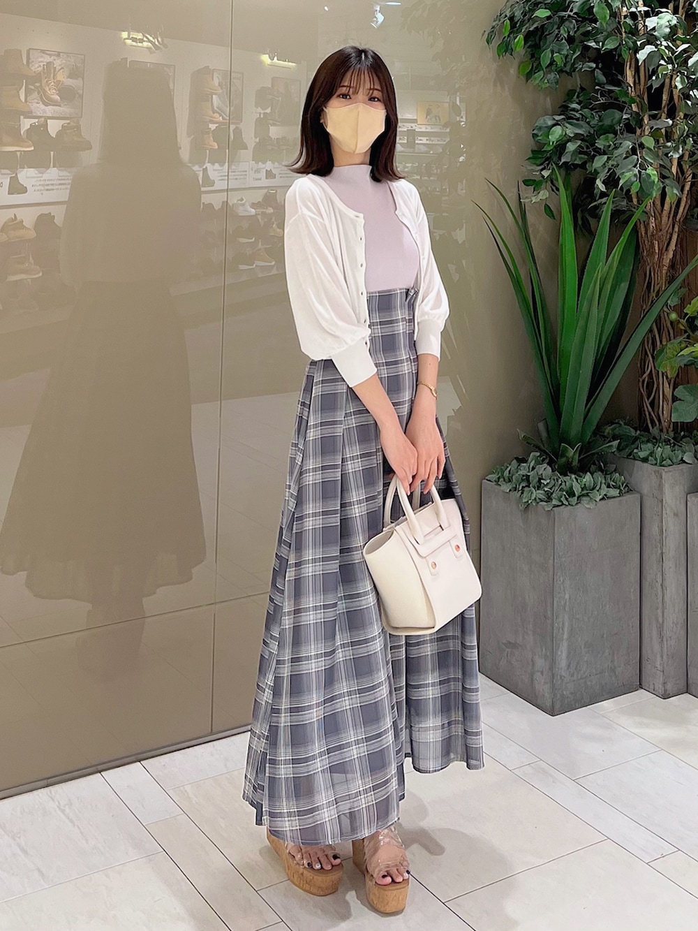 「MERCURYDUO(MERCURYDUO)、マーキュリーデュオ(MERCURYDUO)、骨格ウェーブ、ワンピース、チェック柄、ノースリーブ、ノースリーブワンピース、サンダル、大人可愛い、デートコーデ、モテ、このスタイルがお気に入り、休日スタイル、休日コーデ、初夏コーデ」｜「MERCURYDUOのフェイクレザーミニトート（トートバッグ、ホワイト系）」を使った、mihoさん（レディース・162cm）の夏コーディネートの8枚目の写真