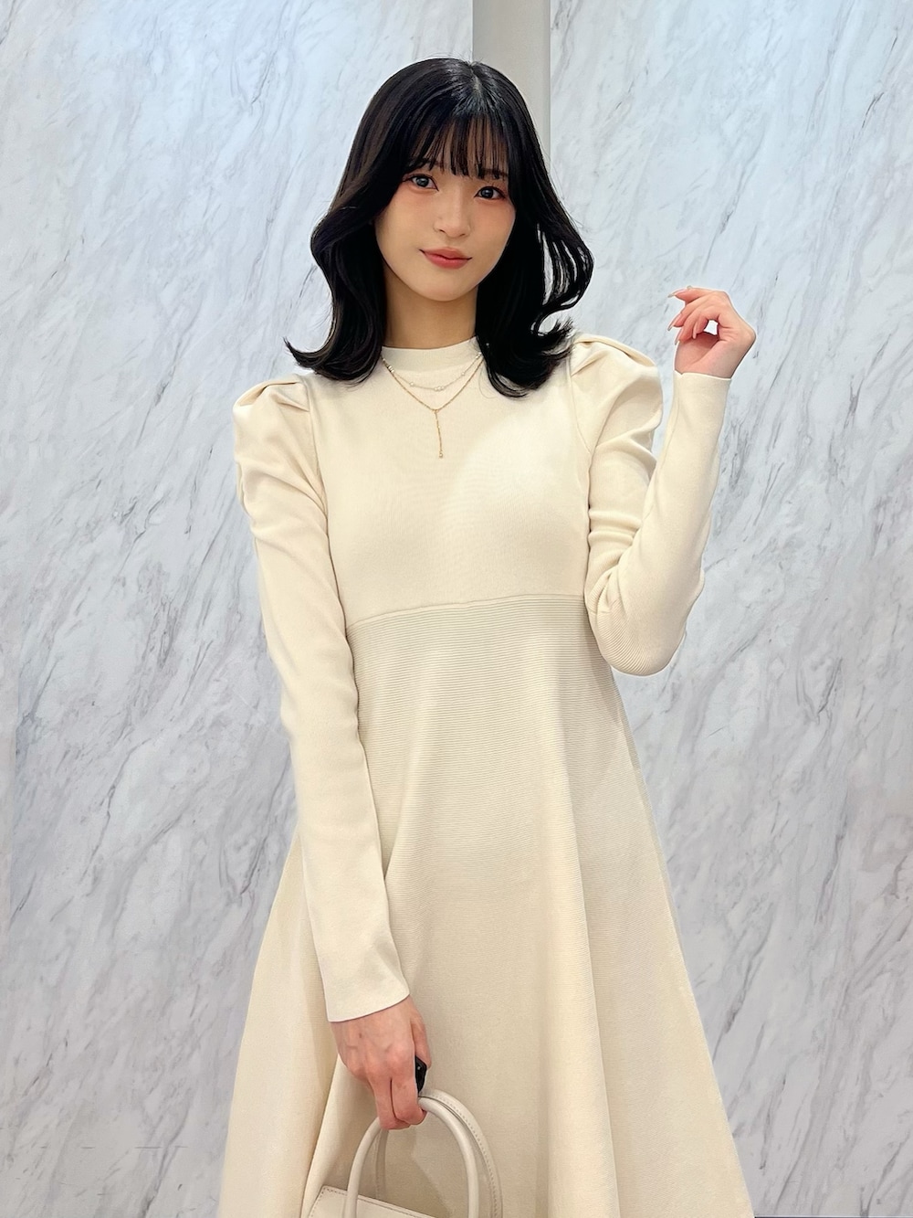 「MERCURYDUO(MERCURYDUO)、マーキュリーデュオ(MERCURYDUO)、骨格ウェーブ、お呼ばれスタイル、お呼ばれ、お呼ばれコーデ、ディナー、クリスマスコーデ、きれいめコーディネート、大人フェミニン、大人可愛い、ワンピース、忘年会、同窓会、女子会」｜「MERCURYDUOのハイゲージフレアニットワンピース（ワンピース、ホワイト系）」を使った、mihoさん（レディース・163cm）の冬コーディネートの7枚目の写真
