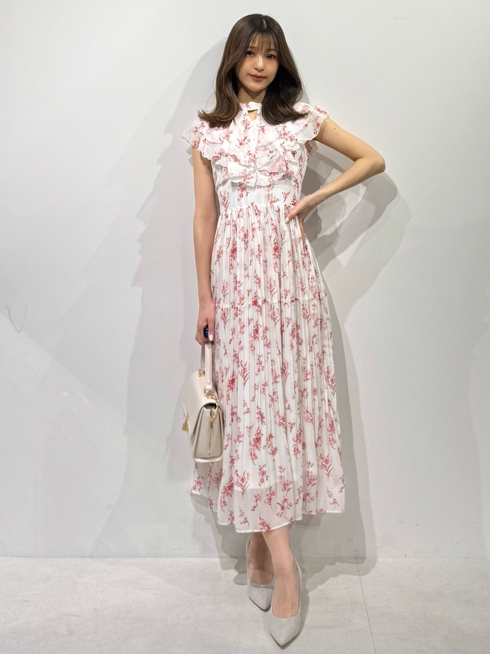 「ワンピース、ワンピーススタイル、ワンピースコーデ、フェミニン、フェミニンコーデ、ガーリー、ガーリーコーデ、大人女子、大人かわいい、大人ガーリー、大人可愛い、ロングワンピース、最近のいい感じコーデ、夏コーデ、ノースリーブワンピース」｜「MERCURYDUOの花柄ラッフルプリーツティアードワンピース（ワンピース、レッド系）」を使った、mihoさん（骨格ウェーブ・レディース・163cm）の春コーディネートの2枚目の写真