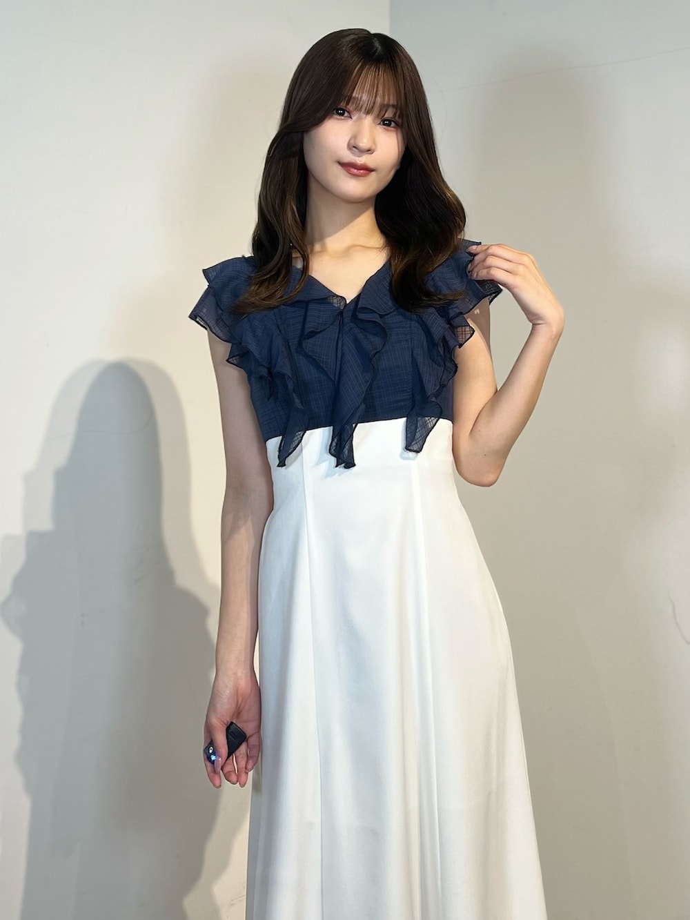 ブルー系のワンピース、ホワイト系のサンダルを着用したレディースの春コーディネートの2枚目の写真