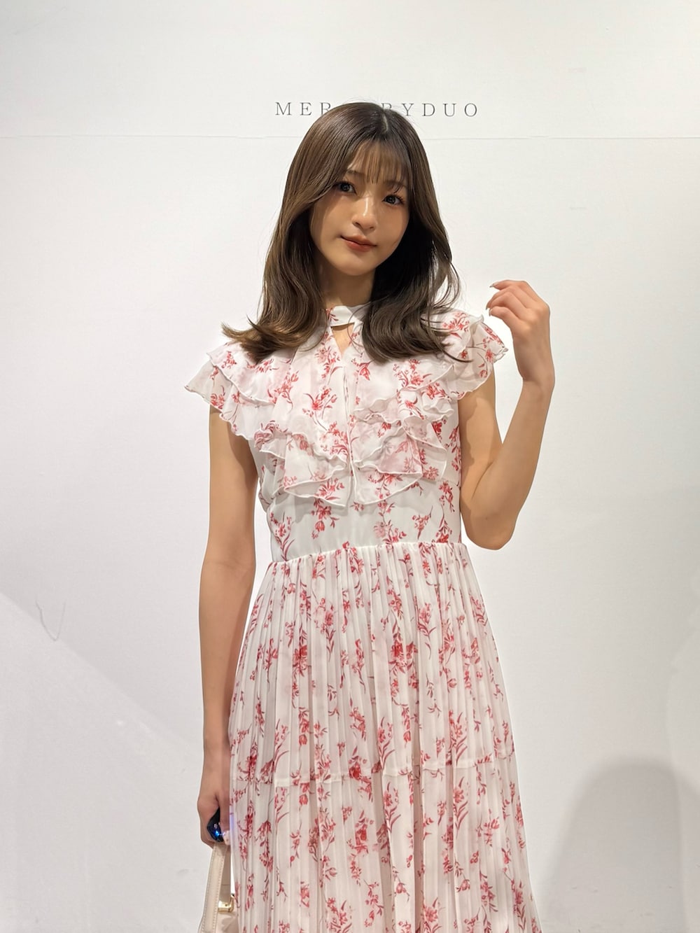 「ワンピース、ワンピーススタイル、ワンピースコーデ、フェミニン、フェミニンコーデ、ガーリー、ガーリーコーデ、大人女子、大人かわいい、大人ガーリー、大人可愛い、ロングワンピース、最近のいい感じコーデ、夏コーデ、ノースリーブワンピース」｜「MERCURYDUOの花柄ラッフルプリーツティアードワンピース（ワンピース、レッド系）」を使った、mihoさん（骨格ウェーブ・レディース・163cm）の春コーディネートの3枚目の写真