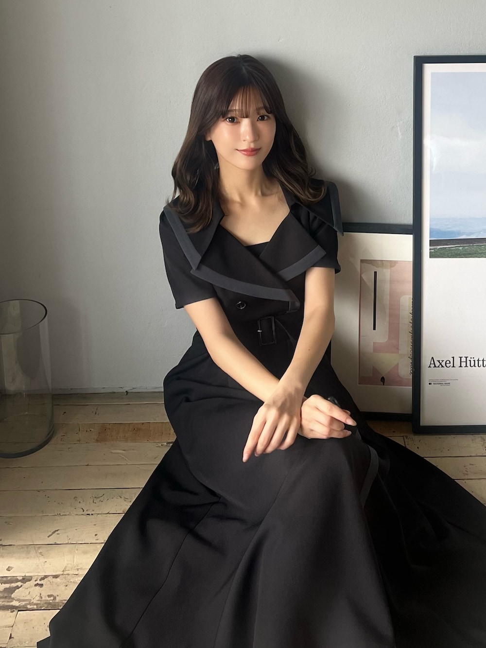 ブラック系のワンピースを着用したレディースの冬コーディネートの5枚目の写真