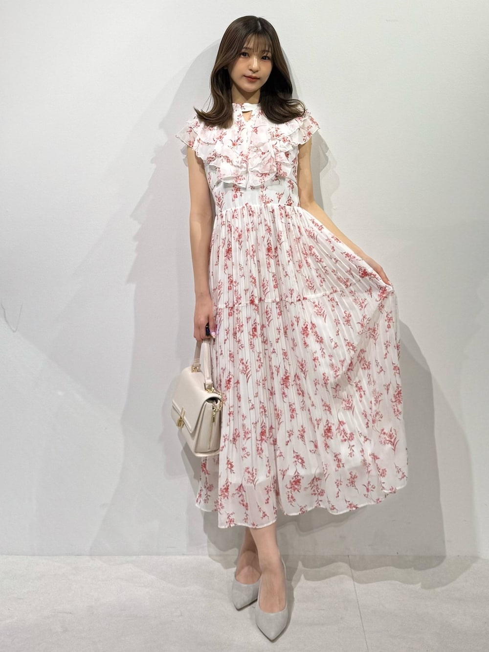 「ワンピース、ワンピーススタイル、ワンピースコーデ、フェミニン、フェミニンコーデ、ガーリー、ガーリーコーデ、大人女子、大人かわいい、大人ガーリー、大人可愛い、ロングワンピース、最近のいい感じコーデ、夏コーデ、ノースリーブワンピース」｜「MERCURYDUOの花柄ラッフルプリーツティアードワンピース（ワンピース、レッド系）」を使った、mihoさん（骨格ウェーブ・レディース・163cm）の春コーディネートの8枚目の写真