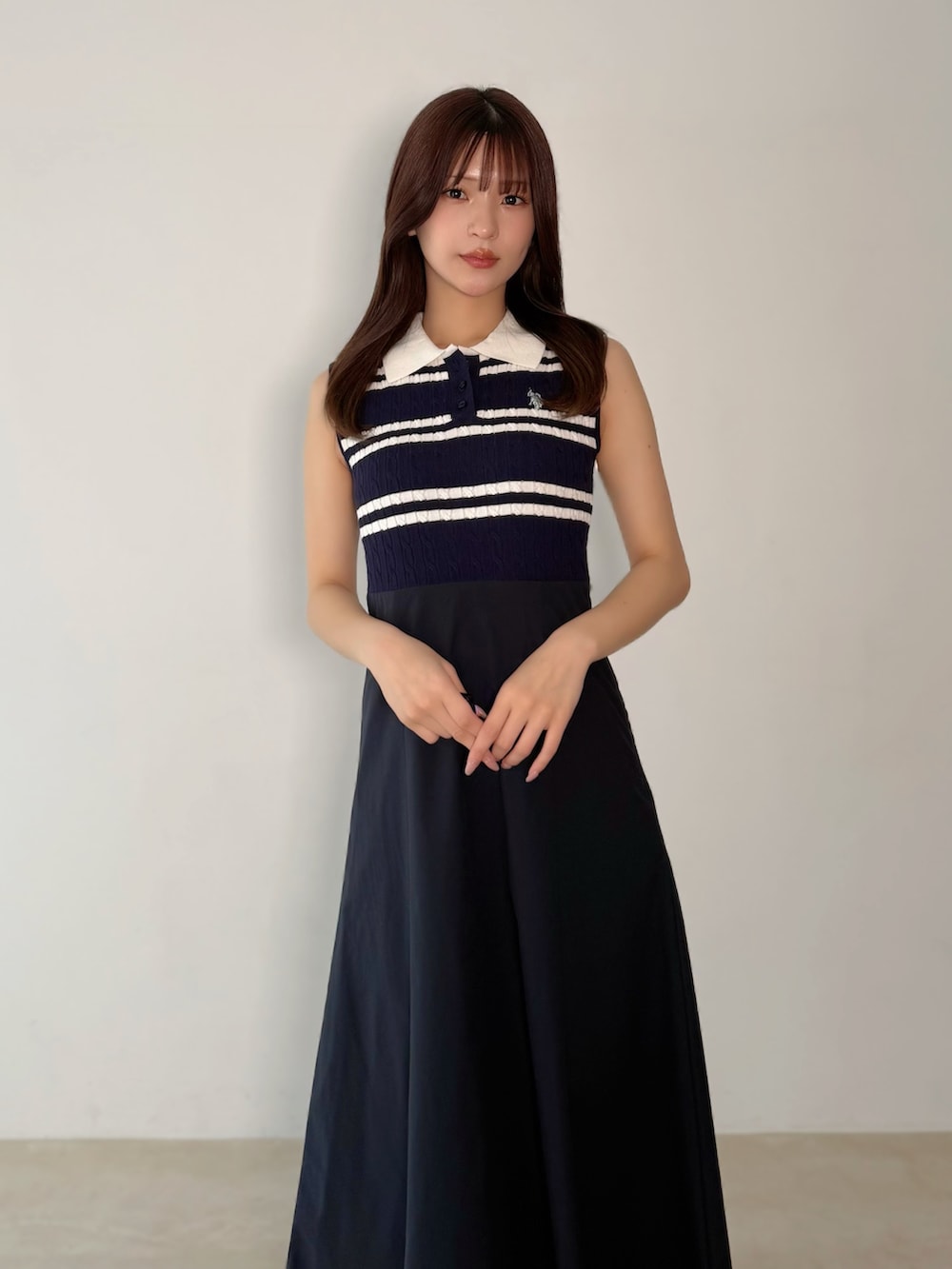 ホワイト系のサンダル、ブルー系のワンピースを着用したレディースの夏コーディネートの2枚目の写真