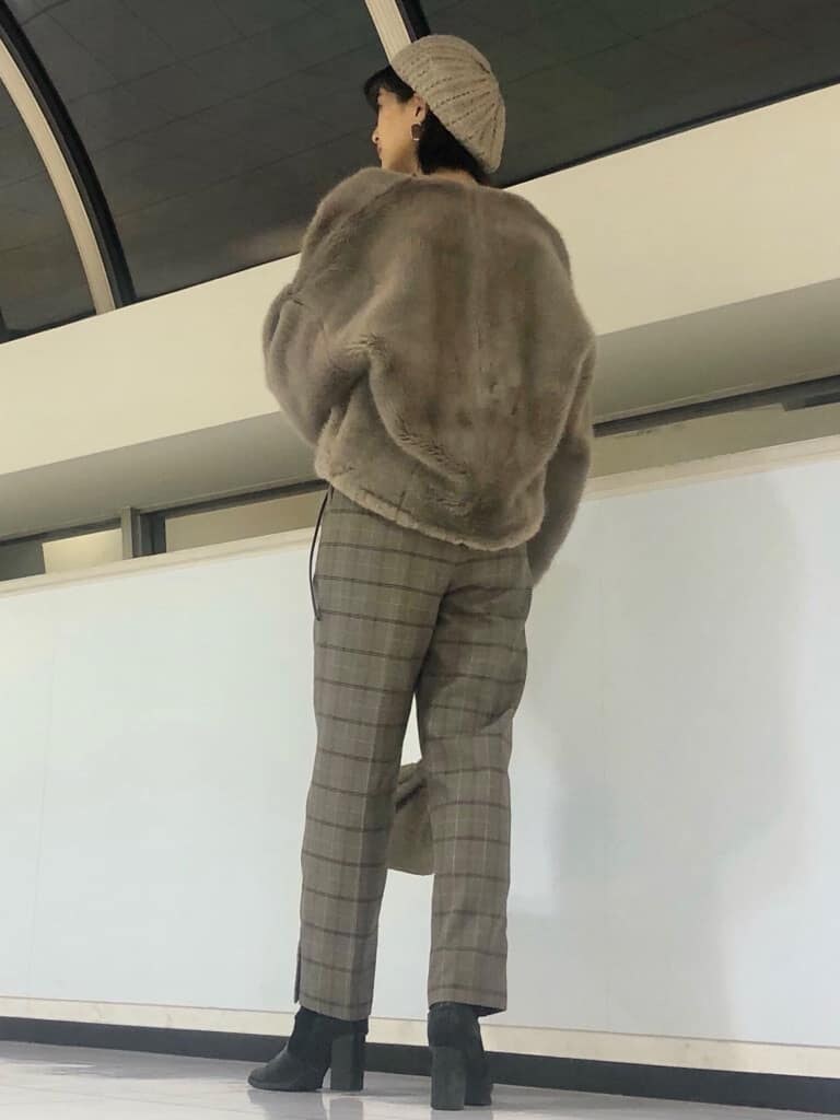 ブラウン系のその他アウター、ベージュ系のハンドバッグ、ホワイト系のニット/セーターを着用したレディースの秋コーディネートの3枚目の写真